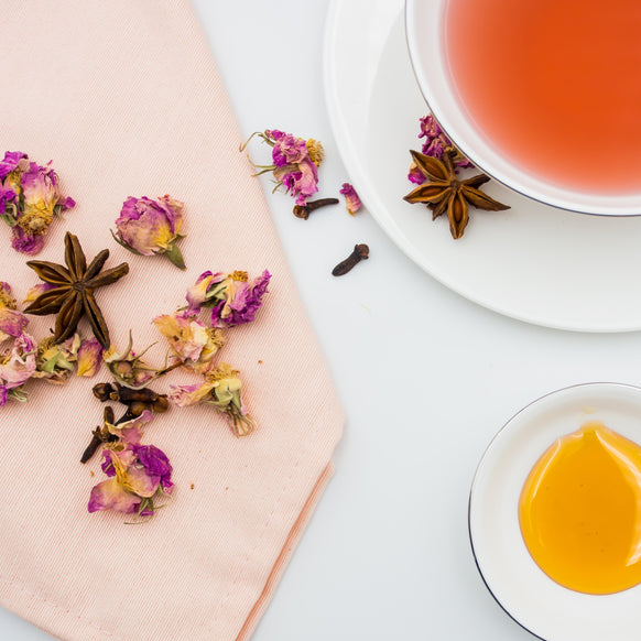 Tea with hibiscus, cacao beans, orange peel, elder berry, aronia berry, star anise, goji berry, rosa damascena, cinnamon and stevia leaf.