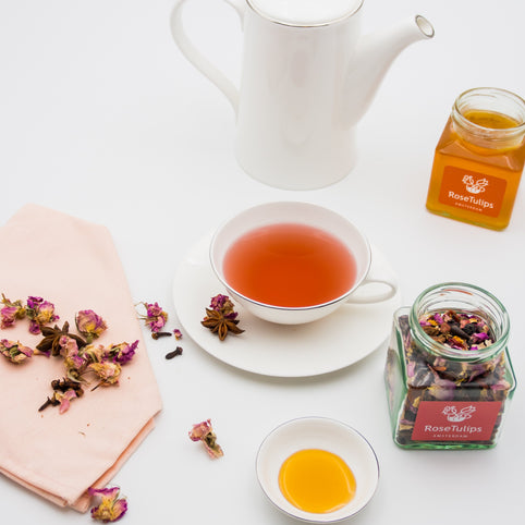 Fruchtiger Tee und Lindenhonig