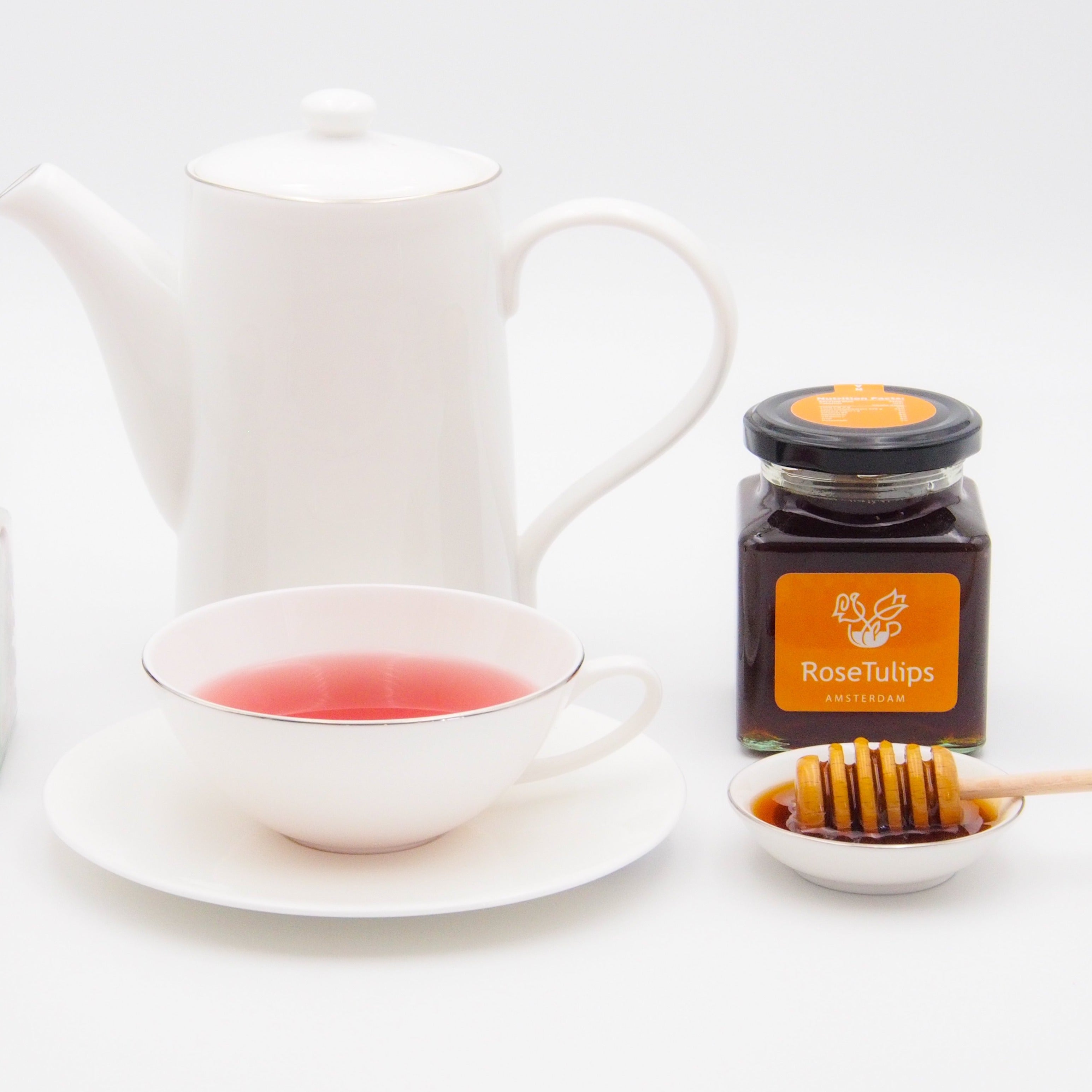 Natürlicher Tee mit Beeren und rohem Honig