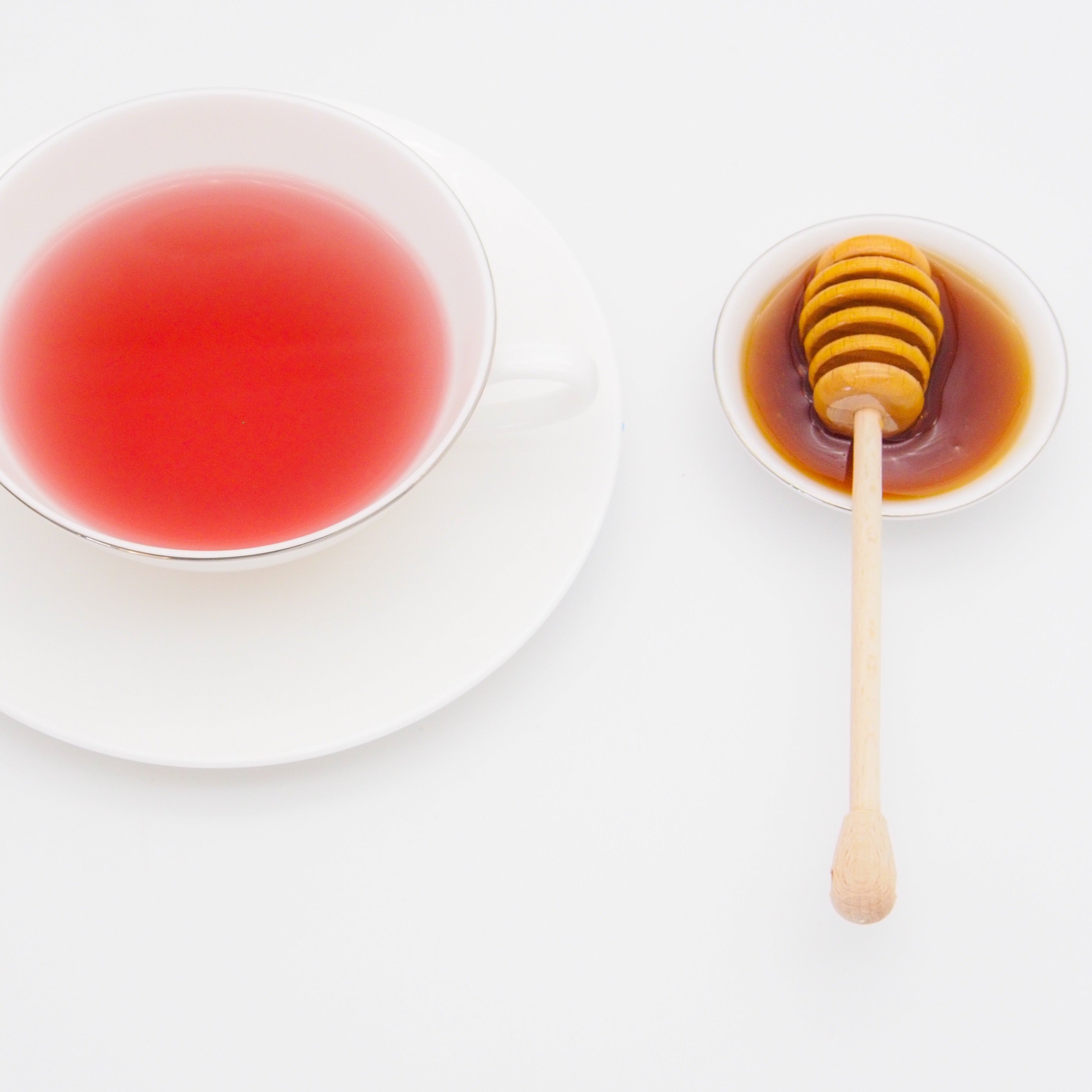 Eine Tasse Tee und Honig.