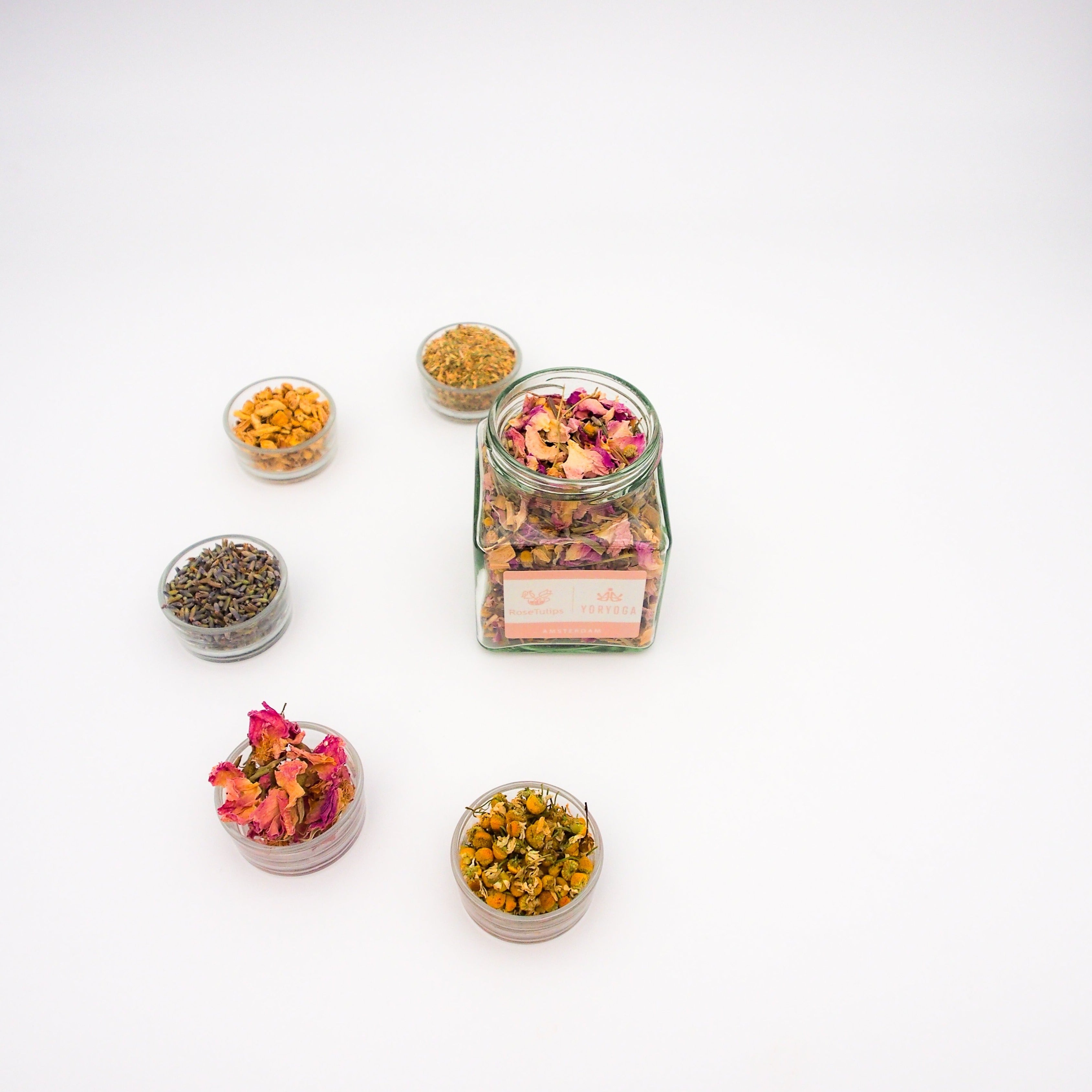 Yoga label, een thee die rosa damascena, citroengras, kamille, gember, lavendel en zoethout bevat.