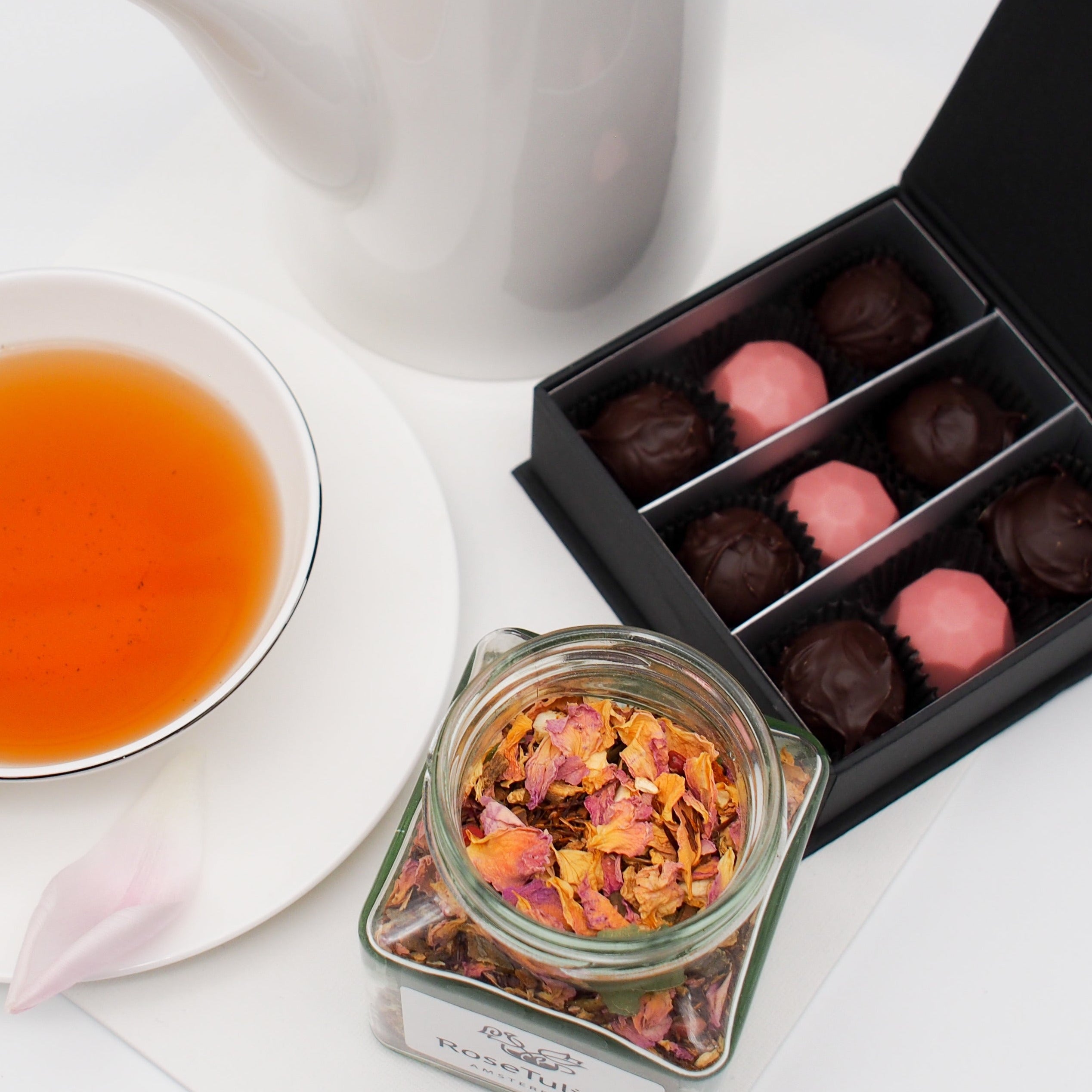 These delicious pralines perfectly complement the herbal flower tea, creating a truly gourmet experience that is sure to satisfy even the most discerning of tea lovers. Enjoy the sweet and fragrant aroma of our herbal tea, and indulge in the creamy texture of our pralines for an indulgent experience that will tantalise your taste buds.