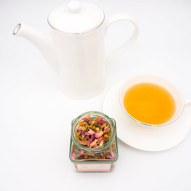 Yoga-Label, ein Tee, der Rosa Damascena, Zitronengras, Kamille, Ingwer, Lavendel und Süßholz enthält.