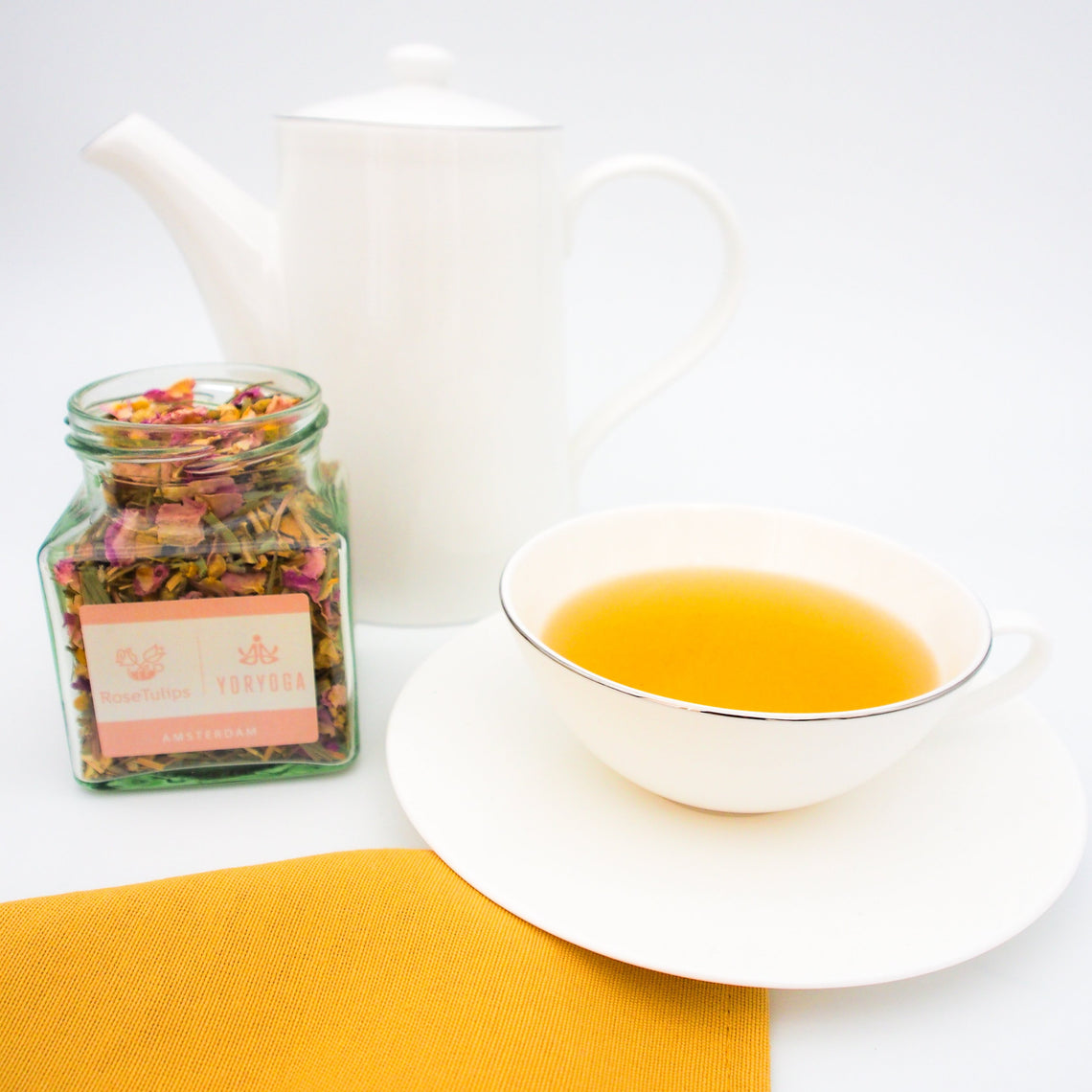 Yoga-Label, ein Tee, der Rosa Damascena, Zitronengras, Kamille, Ingwer, Lavendel und Süßholz enthält.